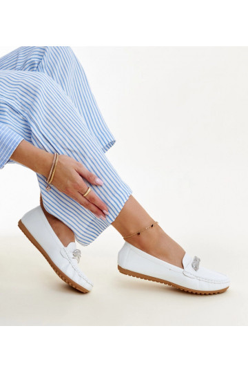 Witte mocassins versierd... 2