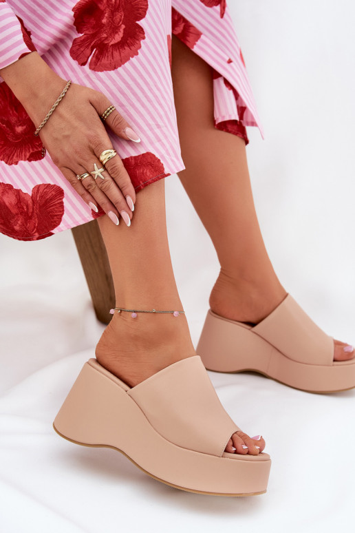 Eko Lederhausschuhe Feminin mit einer Plattform I Koturnie Beige Kisoffi