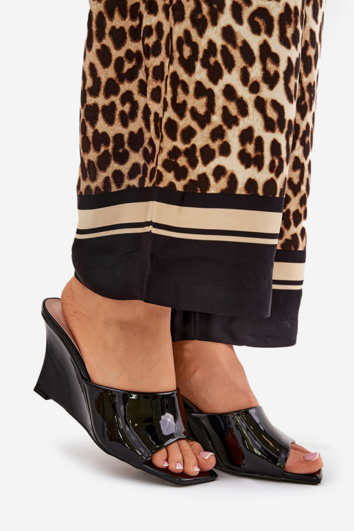 avec effet vernis Pantoufles pour femmes Sur un coin couleur noire Nelithin avec effet vernis Pantoufles pour femmes Sur un coin couleur noire Nelithin