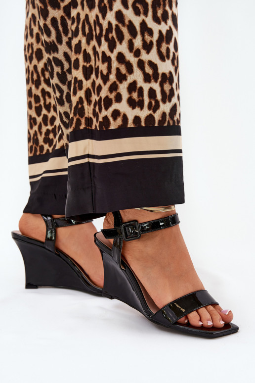 Sandales laquées pour femme Sur un coin couleur noire Vliraya Sandales laquées pour femme Sur un coin couleur noire Vliraya