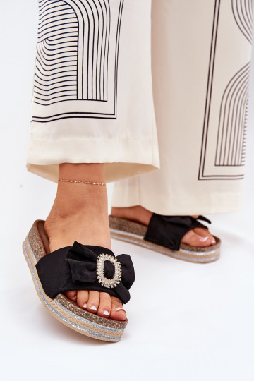 Dames slippers met plateau, strikken en een decoratieve broche in zwarte kleur Lenela