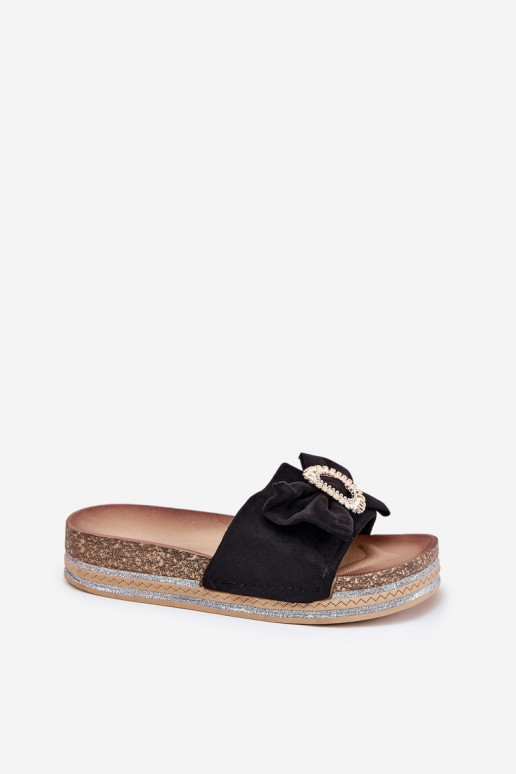 Pantoufles pour femmes avec une plateforme avec des rubans I Ozdobną Broszką couleur noire Lenela