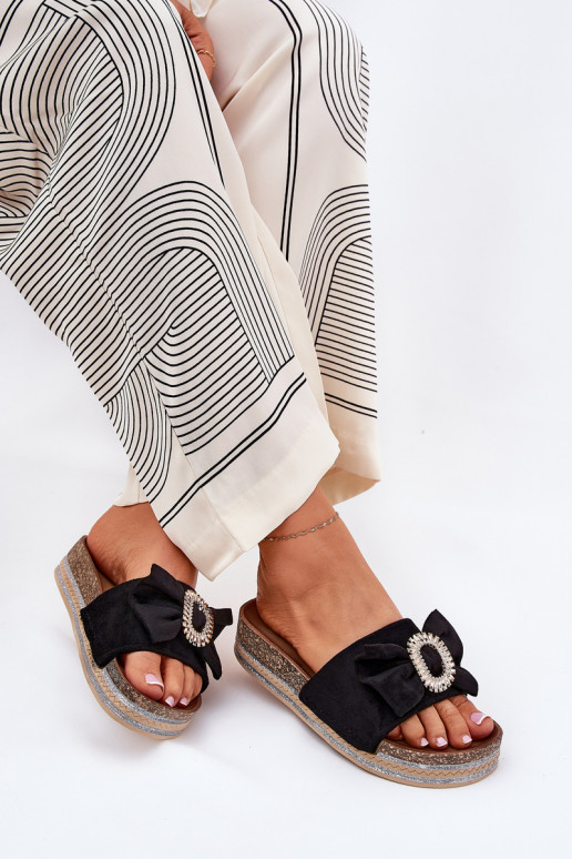 Pantoufles pour femmes avec une plateforme avec des rubans I Ozdobną Broszką couleur noire Lenela