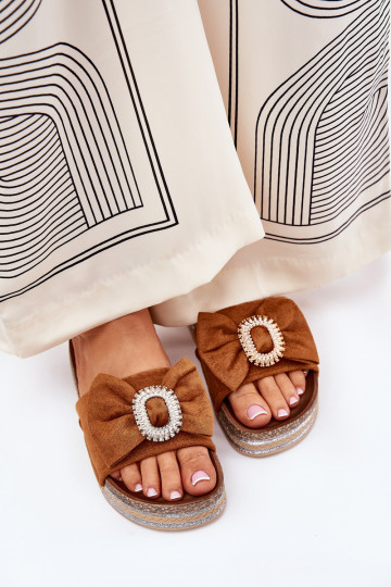 Dames slippers met plateau, strikken en een decoratieve broche in bruine kleur Lenela