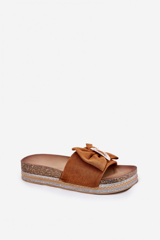 Pantoufles pour femmes avec une plateforme avec des rubans I Ozdobną Broszką marron Lenela