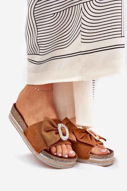 Pantoufles pour femmes avec une plateforme avec des rubans I Ozdobną Broszką marron Lenela