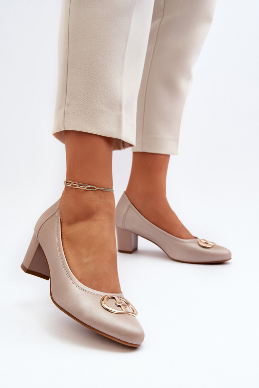 Chaussures à petits talons ornées... Chaussures à petits talons ornées...