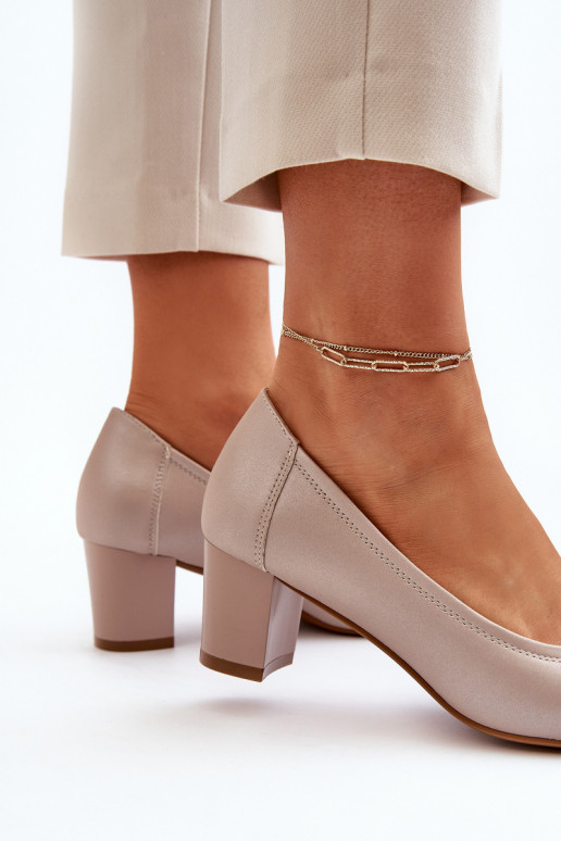 Sandfarbene Schuhe mit niedrigem... Sandfarbene Schuhe mit niedrigem...