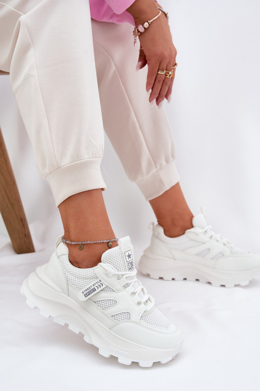 baskets Chaussures modèle baskets Féminin Sur une semelle épaisse couleur blanche Prononice