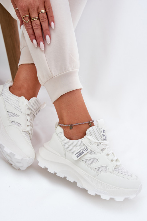 baskets Chaussures modèle baskets Féminin Sur une semelle épaisse couleur blanche Prononice