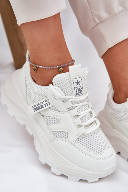 baskets Chaussures modèle baskets Féminin Sur une semelle épaisse couleur blanche Prononice