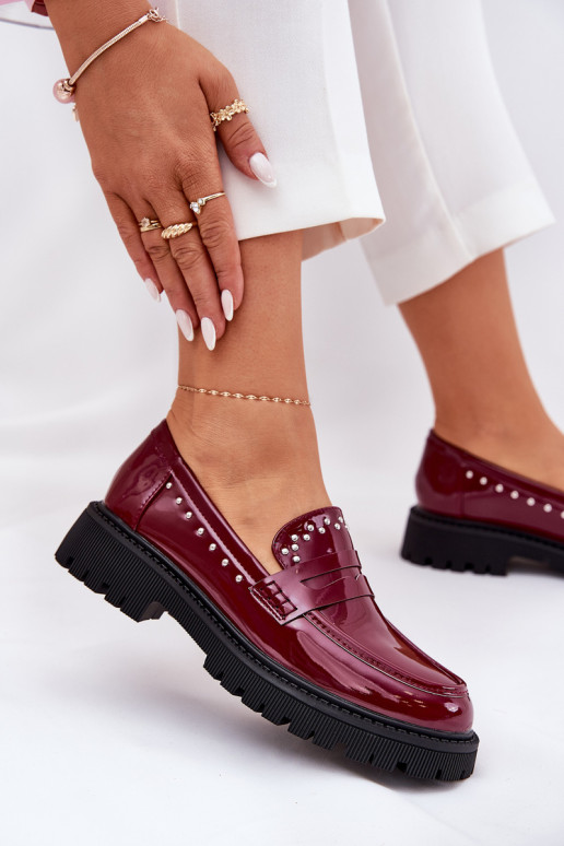 Mocassins femmes avec effet vernis et décoration couleur bordeaux Įjungtallae