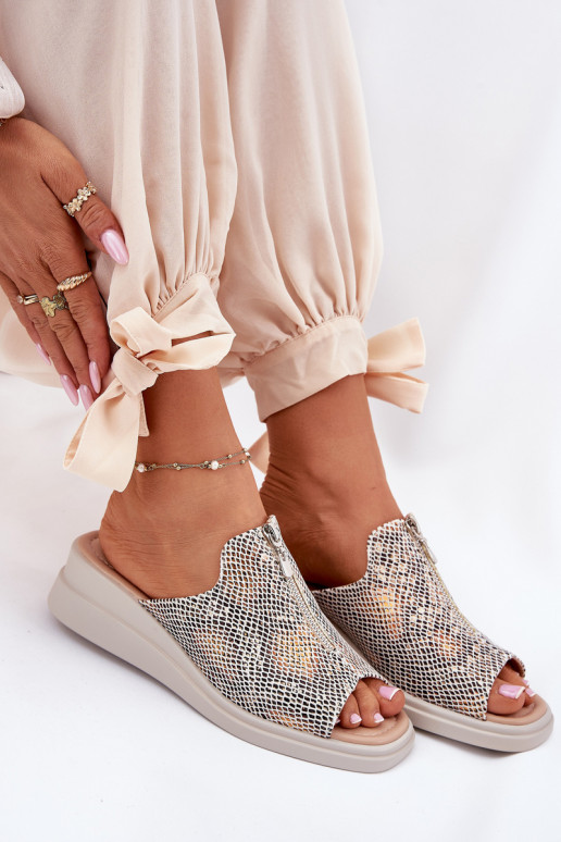 Pantoufles pour femmes Sur un coin avec fermetures éclair Motif animalier beige Irriva Pantoufles pour femmes Sur un coin avec fermetures éclair Motif animalier beige Irriva