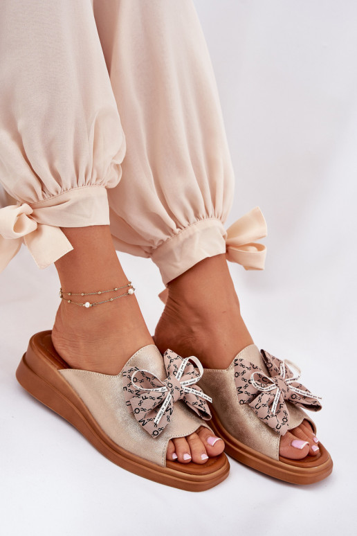 Pantoufles pour femmes Sur un coin avec des rubans couleur dorée Moonzella Pantoufles pour femmes Sur un coin avec des rubans couleur dorée Moonzella