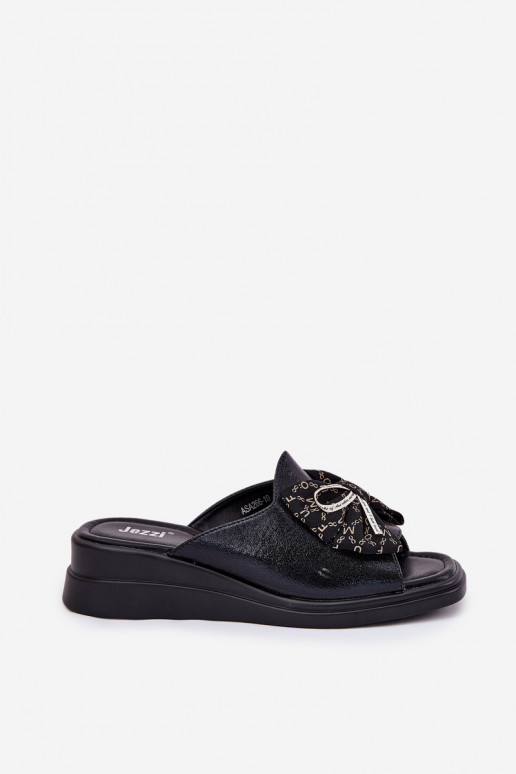 Pantoufles pour femmes Sur un coin avec des rubans couleur noire Moonzella