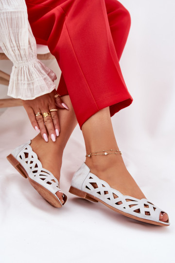 Flache Sandalen mit Ornamenten in Silber