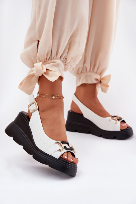 Sandales pour femmes Féminin Sur un coin et plateforme avec des ornements Artiker 56C1588 couleur blanche