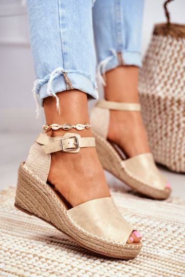Sandalen mit einer Plattform goldene Farbe Es mussritta