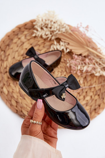 ballerines Puéril avec effet vernis avec des rubans avec attaches adhésives couleur noire Kocia 2