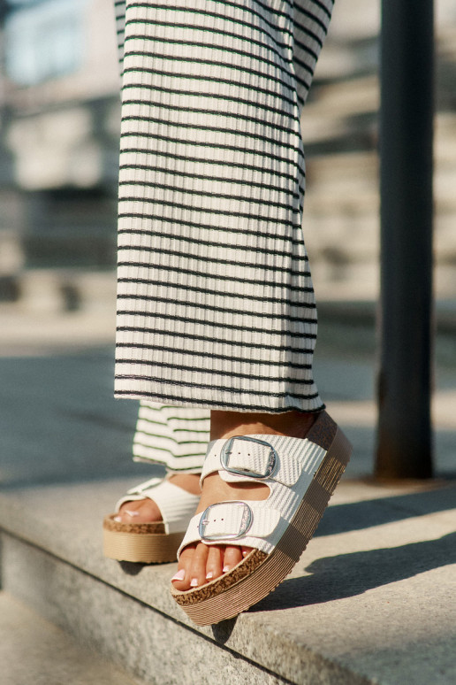 Pantoufles pour femmes Platformie avec boucles Lee Cooper LCDANS-25-35-3496L couleur blanche