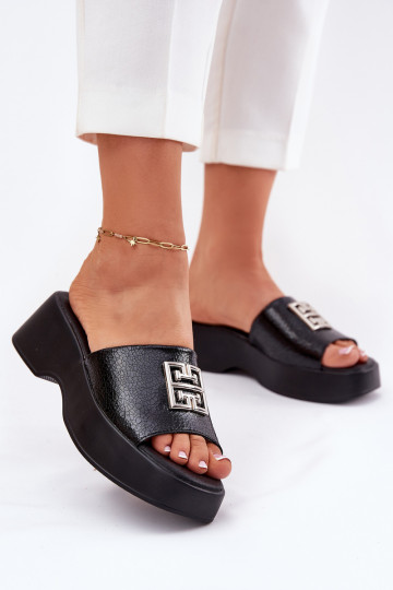 Pantoufles en cuir Féminin avec des ornements Vinceza 79526 couleur noire 2