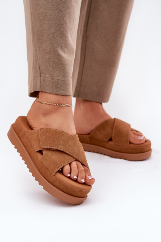Pantoufles pour femmes avec une plateforme Z Przeplatającymi Się Paskami marron Rinasara Pantoufles pour femmes avec une plateforme Z Przeplatającymi Się Paskami marron Rinasara