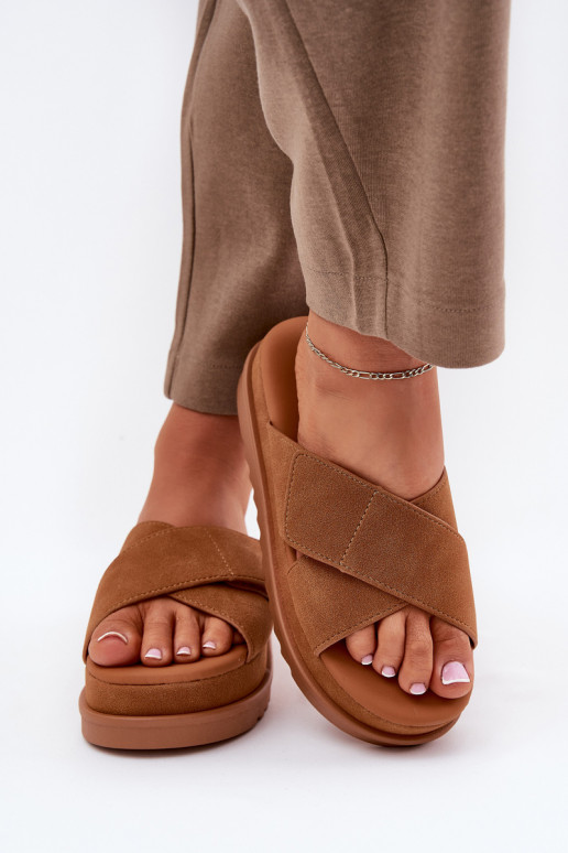 Pantoufles pour femmes avec une plateforme Z Przeplatającymi Się Paskami marron Rinasara Pantoufles pour femmes avec une plateforme Z Przeplatającymi Się Paskami marron Rinasara