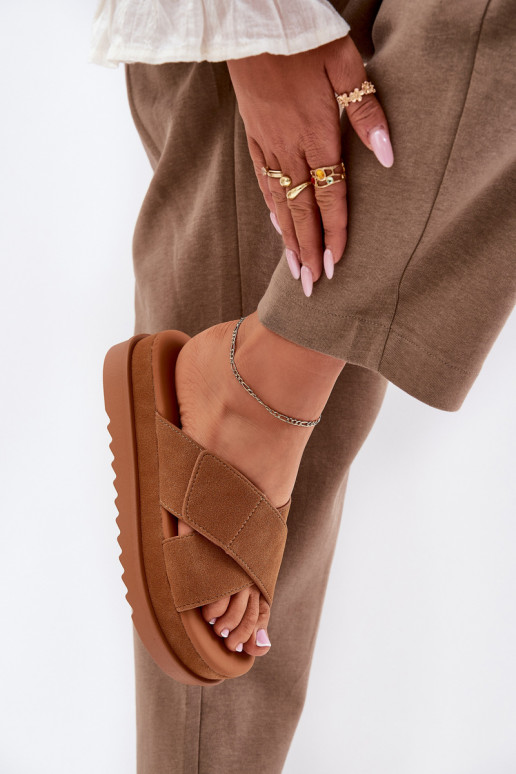 Pantoufles pour femmes avec une plateforme Z Przeplatającymi Się Paskami marron Rinasara Pantoufles pour femmes avec une plateforme Z Przeplatającymi Się Paskami marron Rinasara