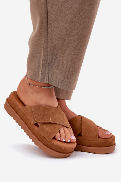 Pantoufles pour femmes avec une plateforme Z Przeplatającymi Się Paskami marron Rinasara Pantoufles pour femmes avec une plateforme Z Przeplatającymi Się Paskami marron Rinasara