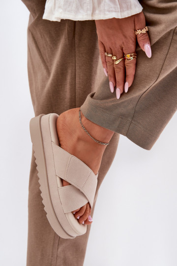 Pantoufles pour femmes avec une plateforme Z Przeplatającymi Się Paskami beige Rinasara 2