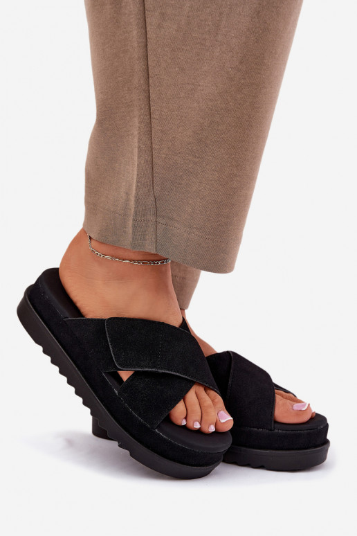 Damenhausschuhe mit einer Plattform Z Przeplatającymi Się Paskami schZuarze Farbe Rinasara