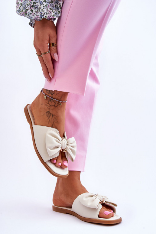 Féminin Pantoufles en cuir avec des rubans couleur blanche Becky Féminin Pantoufles en cuir avec des rubans couleur blanche Becky