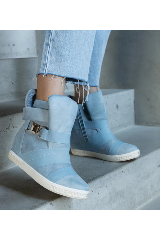 Blauwe sportschoenen op een platform,...