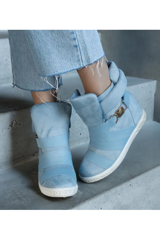 Blauwe sportschoenen op een platform,...