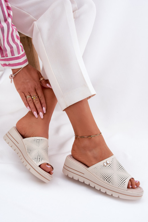 Pantoufles en cuir Féminin Sur un coin Vinceza 41477 beige