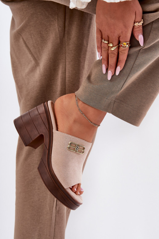 Damenhausschuhe Auf massiven Absätzen Ze goldene Farbem Detalem Vinceza 17400 Beige