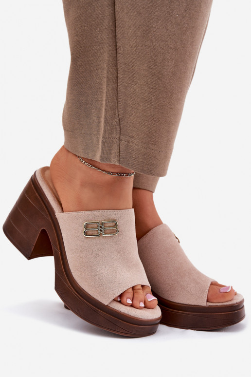 Pantoufles pour femmes Sur des talons massifs Ze couleur doréem Detalem Vinceza 17400 beige