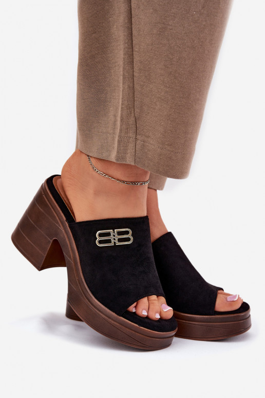 Pantoufles pour femmes Sur des talons massifs Ze couleur doréem Detalem Vinceza 17400 couleur noire