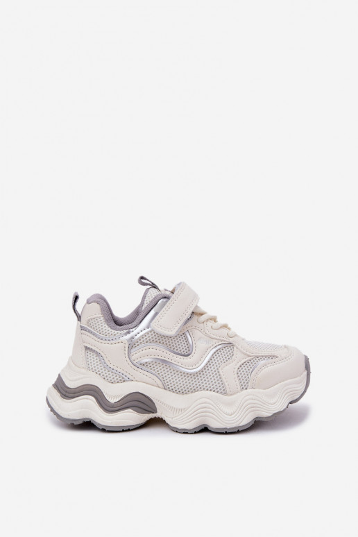 Chaussures modèle baskets Puéril Sur une semelle épaisse couleur blanche Lianees