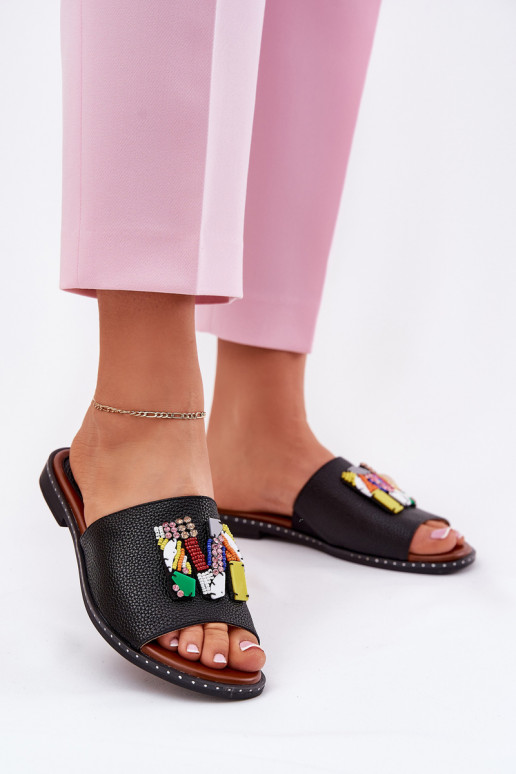 Pantoufles pour femmes avec des talons larges avec des ornements couleur noire Clelione