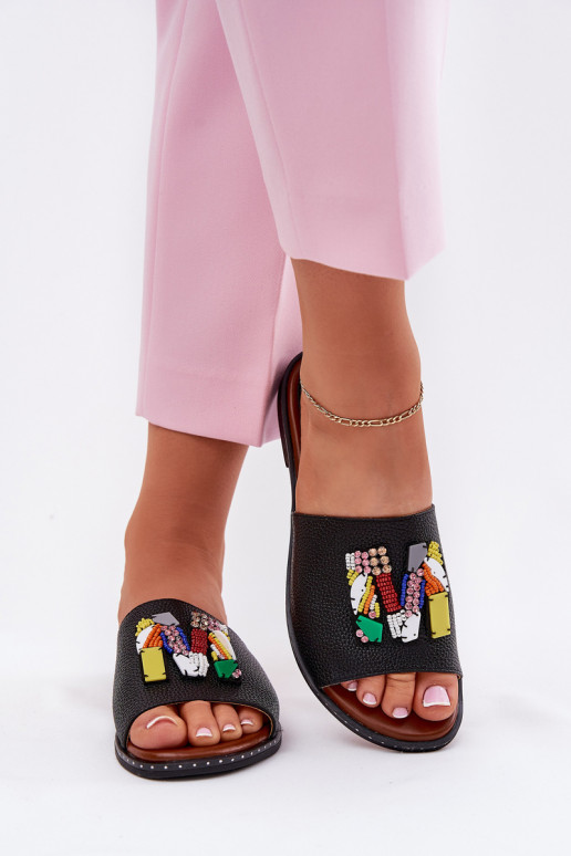 Pantoufles pour femmes avec des talons larges avec des ornements couleur noire Clelione