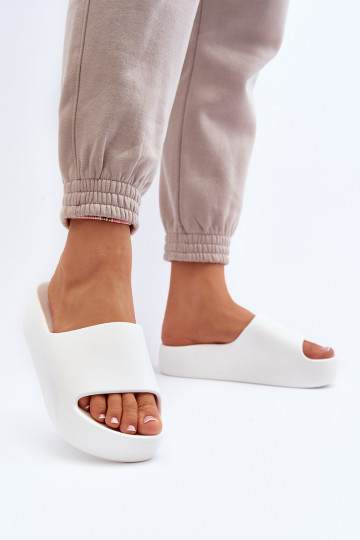 Féminin Chaussons Sur une semelle épaisse couleur blanche Oreithano