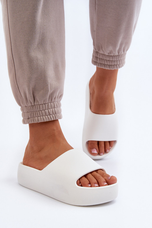 Féminin Chaussons Sur une semelle épaisse couleur blanche Oreithano