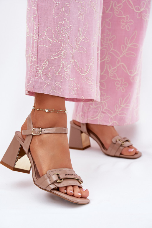 Leer Gelakte sandalen voor dames met hakken beige Mevonelle Leer Gelakte sandalen voor dames met hakken beige Mevonelle