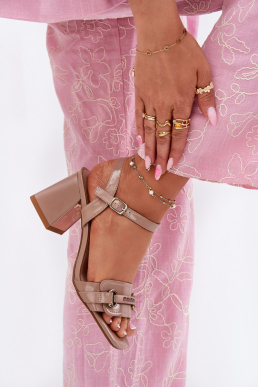 Leer Gelakte sandalen voor dames met hakken beige Mevonelle Leer Gelakte sandalen voor dames met hakken beige Mevonelle