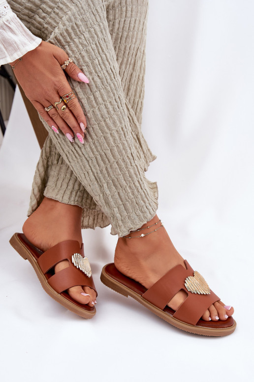 Pantoufles pour femmes avec des talons larges avec des détails dorés marron Karinma