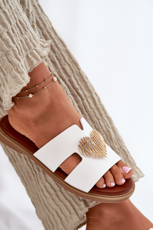 Pantoufles pour femmes avec des talons larges avec des détails dorés couleur blanche Karinma