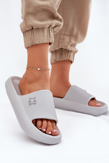 Pantoufles légères Pantoufles pour femmes avec une plateforme Avec l ours Vinceza 75210 couleur grise 2