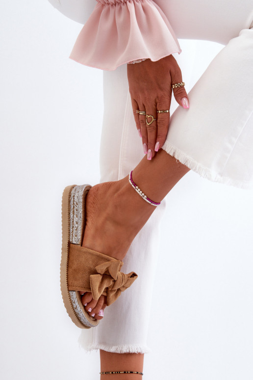 Féminin Chaussons avec une plateforme avec des rubans marron Aflia