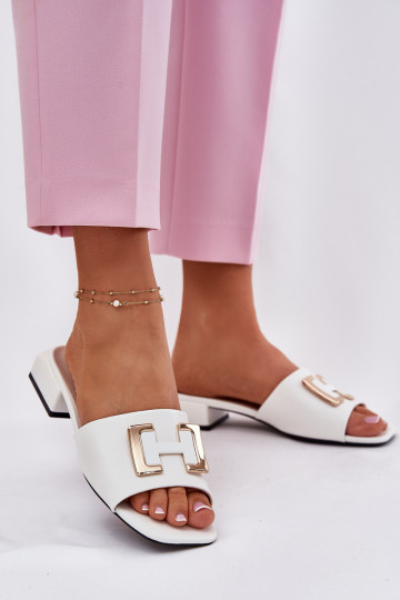 Chaussons élégants pour femmes en blanc avec talon et détails dorés, Vinceza 62229 2